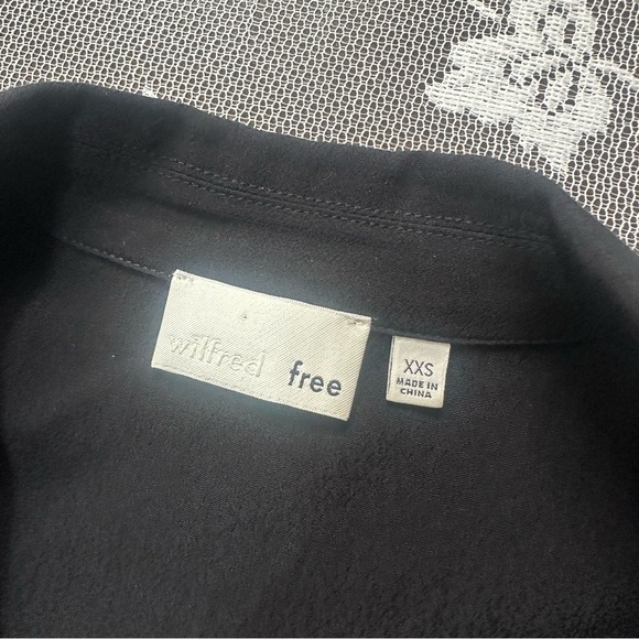 Aritzia Wilfred Free Tie Front Short Sleeve Blouse in Black / White Sz XXS - Picture 5 of 7